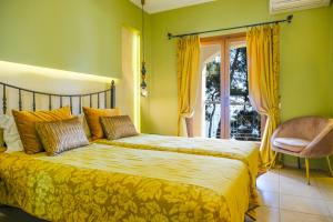 A bed or beds in a room at Country Inn