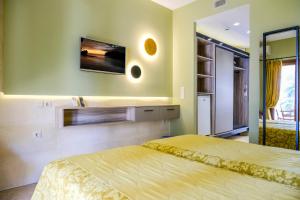 A bed or beds in a room at Country Inn