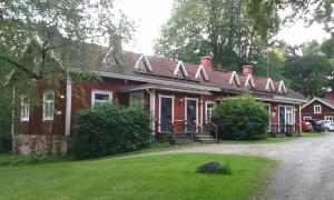 una casa roja con techo rojo en una calle en Mustion Linna / Svartå Manor, en Svartå