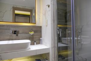 A bathroom at Country Inn
