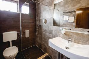 Koupelna v ubytování Hotel Hoffinger + 29 fotografií