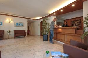 Ein Mann steht an der Orgel in einem Wartezimmer. in der Unterkunft Hotel Schiff am See in Konstanz