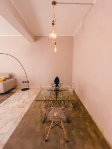 ein Wohnzimmer mit einem Tisch und einem Sofa in der Unterkunft FICU PALACE in Syrakus