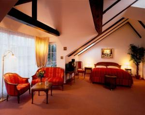 a bedroom with red furniture and a bed and a window at Gasthaus Stobbermühle in Buckow