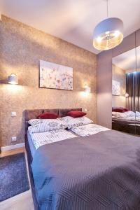 um quarto com uma cama grande num quarto em LAGUNA Apartament Polanica Residence 2 em Polanica-Zdrój