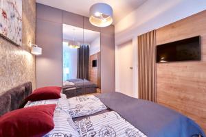 um quarto com 2 camas e um espelho grande em LAGUNA Apartament Polanica Residence 2 em Polanica-Zdrój