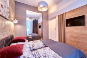 Un dormitorio con dos camas y un gran espejo. en LAGUNA Apartament Polanica Residence 2, en Polanica-Zdrój