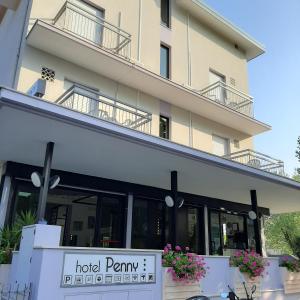 une chambre d'hôtel avec un pam d'hôtel et un bâtiment dans l'établissement Hotel Penny, à Rimini