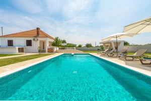 Swimmingpoolen hos eller tæt på S&I Peaceful Holiday Home With Pool & Jacuzzi