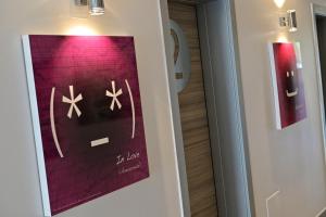 a sign on the door of a room at Hôtel L'Escale Coté Port in LʼÎle-Rousse