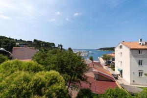 einen Blick auf eine Stadt mit dem Wasser im Hintergrund in der Unterkunft Ampelea apartment in Rovinj