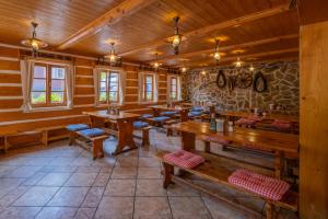 Reštaurácia alebo iné gastronomické zariadenie v ubytovaní Hotel Hvezda