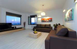 Televízia a/alebo spoločenská miestnosť v ubytovaní Villa View a luxury villa in Makarska, heated private pool, jacuzzi, gym