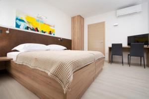 Posteľ alebo postele v izbe v ubytovaní Villa View a luxury villa in Makarska, heated private pool, jacuzzi, gym