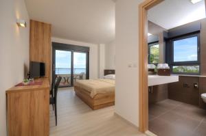 Posteľ alebo postele v izbe v ubytovaní Villa View a luxury villa in Makarska, heated private pool, jacuzzi, gym