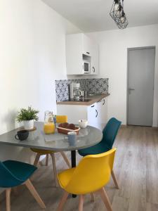 een keuken en eetkamer met een tafel en stoelen bij Riva Lodge in Saint-Aignan