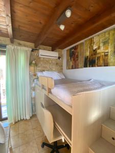 sypialnia z łóżkiem i biurkiem w obiekcie Villa Kamelia-Renovated old house-South Crete w mieście Galiá