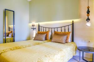 A bed or beds in a room at Country Inn