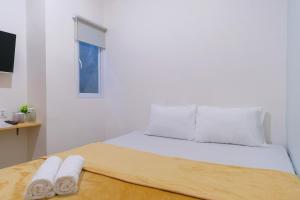 Postel nebo postele na pokoji v ubytování NYENYAK MRT Lebak Bulus Simatupang
