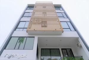 un edificio con una panchina sul lato di NYENYAK MRT Lebak Bulus Simatupang a Giacarta