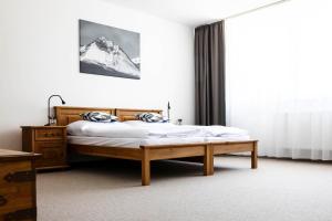 um quarto com uma cama e uma montanha coberta de neve em Chalet Nova Lesna Mountain View em Nová Lesná
