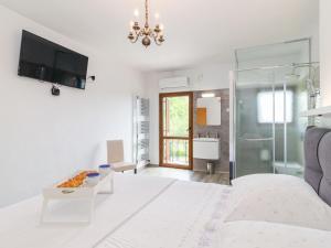Giường trong phòng chung tại Holiday Home Nevenka by Interhome