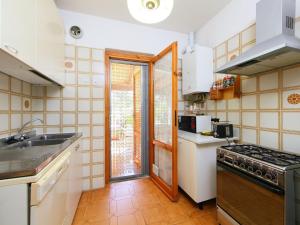 Dapur atau dapur kecil di Holiday Home Barracuda by Interhome