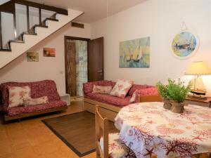 普林希匹纳马尔Holiday Home Barracuda by Interhome的客厅里有一张沙发和一张桌子。