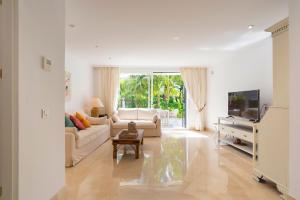 Et tv og/eller underholdning på Elviria Playa White Pearl Beach