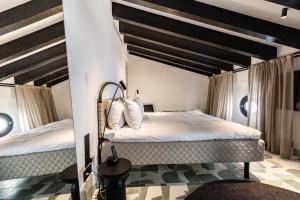 Posteľ alebo postele v izbe v ubytovaní Concepcio by Nobis, Palma, a Member of Design Hotels
