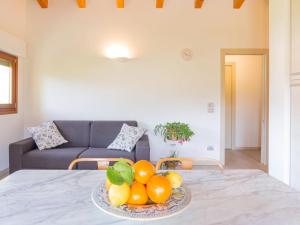 een fruitschaal op een tafel in de woonkamer bij Apartment Giuse - DMA206 by Interhome in Domaso