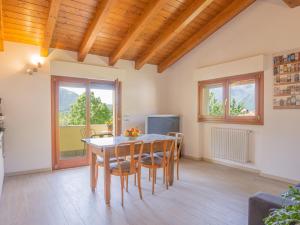 een keuken en eetkamer met een tafel en stoelen bij Apartment Giuse - DMA206 by Interhome in Domaso +25 foto's