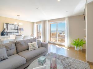 un soggiorno con divano e tavolo di Apartment Nautic Sea Views by Interhome a Port d'Alcudia