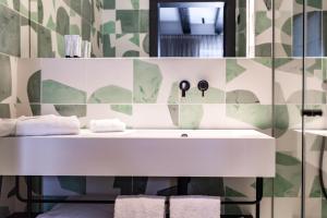 bagno con lavandino bianco e specchio di Concepcio by Nobis, Palma, a Member of Design Hotels a Palma de Mallorca