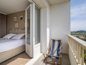 ein Schlafzimmer mit einem Bett und einem Balkon in der Unterkunft Apartment Ur Gaina-3 by Interhome in Bidart