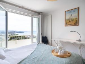 Schlafzimmer mit einem Bett und Meerblick in der Unterkunft Apartment Ur Gaina-3 by Interhome in Bidart