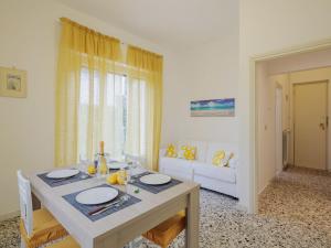 ein Wohnzimmer mit einem Tisch und einem Sofa in der Unterkunft Holiday Home Manuela by Interhome in Marina di Pietrasanta