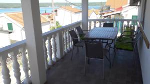 d'un balcon avec une table et des chaises et une vue. dans l'établissement Apartment Ana, à Gornji Karin