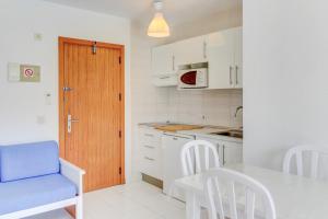 Kuchyňa alebo kuchynka v ubytovaní Apartamentos Llevant