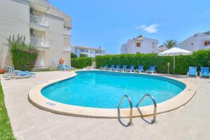 Bazén v ubytovaní Apartamentos Llevant alebo v jeho blízkosti