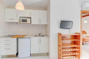 Kuchyňa alebo kuchynka v ubytovaní Apartamentos Llevant