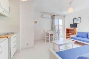 Kuchyňa alebo kuchynka v ubytovaní Apartamentos Llevant