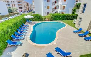 Bazén v ubytovaní Apartamentos Llevant alebo v jeho blízkosti