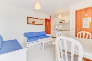 Kuchyňa alebo kuchynka v ubytovaní Apartamentos Llevant