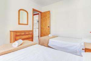 Posteľ alebo postele v izbe v ubytovaní Apartamentos Llevant