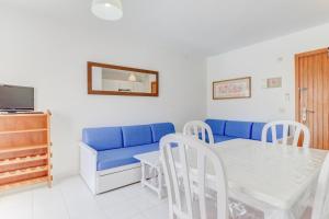 Televízia a/alebo spoločenská miestnosť v ubytovaní Apartamentos Llevant