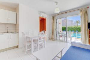 Bazén v ubytovaní Apartamentos Llevant alebo v jeho blízkosti