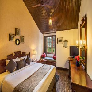 Postel nebo postele na pokoji v ubytování The Naini Retreat, Nainital by Leisure Hotels