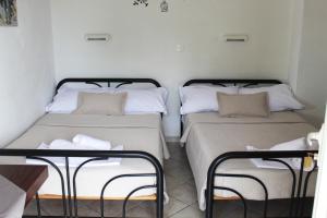 樂托卡亞的住宿－VILLA BORA，配有2把椅子的客房内的2张单人床