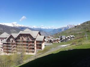 Blick auf ein Resort mit Bergen im Hintergrund in der Unterkunft Résidence Pierre & Vacances Le Thabor in Valmeinier